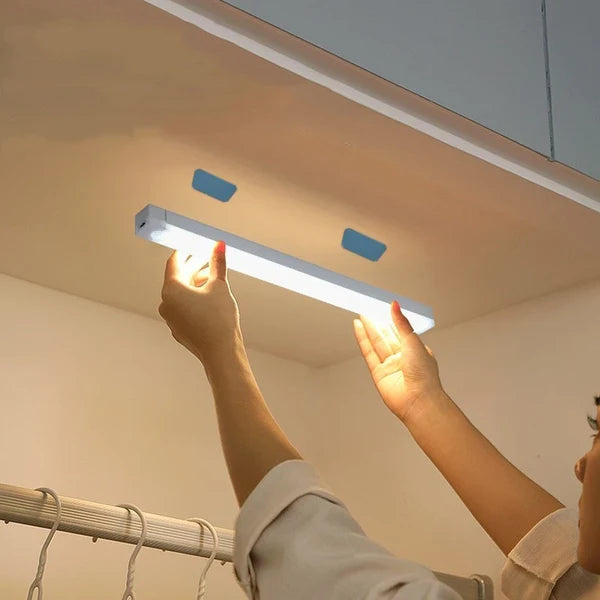 Luminária LED Barra com Sensor de Movimento - Recarregável e Fácil Instalação